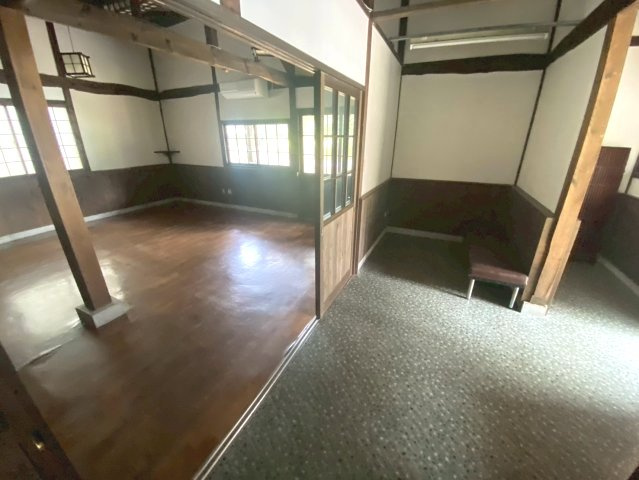 松並木貸店舗の内装