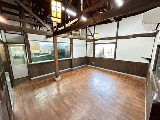 松並木貸店舗の内装