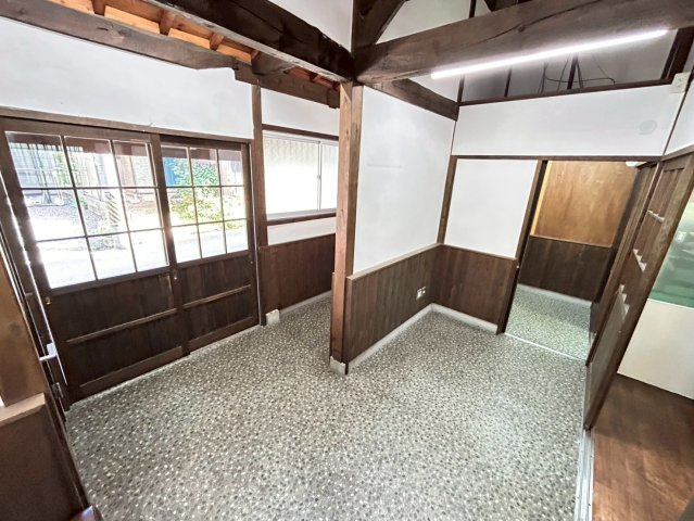 松並木貸店舗の内装