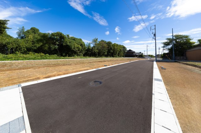 亀山市北山町《全11区画》の前面道路含む現地写真