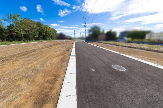 亀山市北山町《全11区画》の前面道路含む現地写真