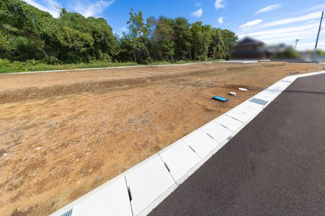 亀山市北山町《全11区画》の前面道路含む現地写真