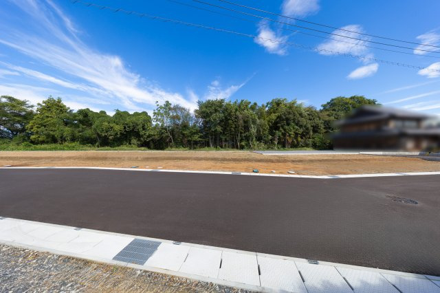 亀山市北山町《全11区画》の前面道路含む現地写真