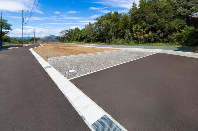亀山市北山町《全11区画》の前面道路含む現地写真