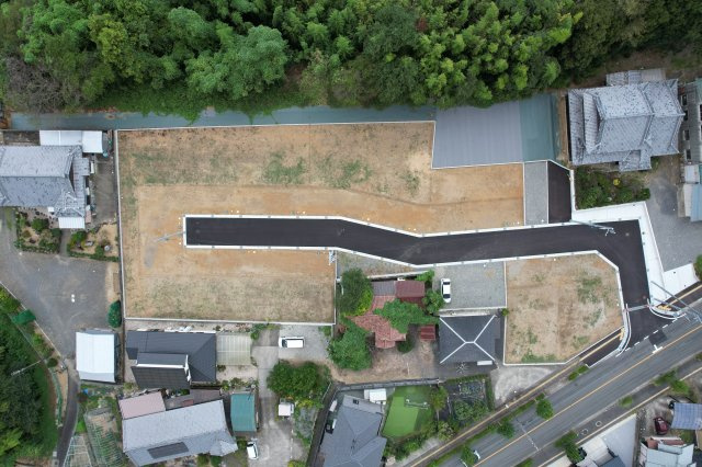 亀山市北山町《全11区画》の前面道路含む現地写真|現在販売中の区画は、すべて55坪以上のゆとりある敷地です。駐車スペースやお庭を確保しやすく、ご家族それぞれのライフスタイルに合わせたゆとりある暮らしを実現できます。
