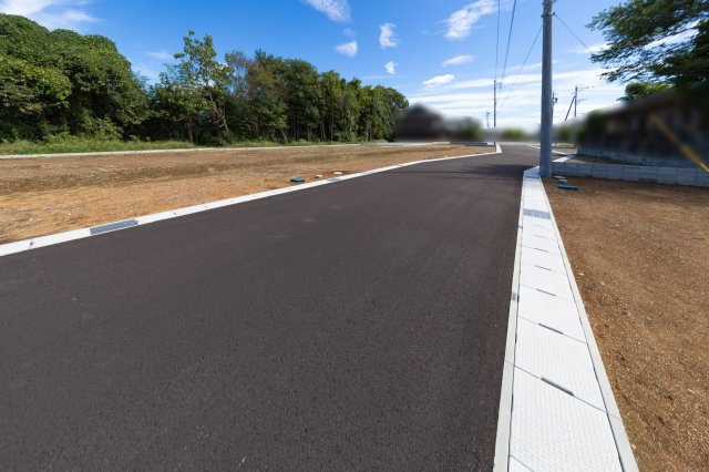 亀山市北山町《全11区画》の前面道路含む現地写真|周辺には商業施設が充実しており、日々のお買い物や生活に必要な施設が身近に揃っています。また、JR関西本線「亀山」駅まで徒歩約10分とアクセスも良好で、通勤・通学にも便利な立地です。