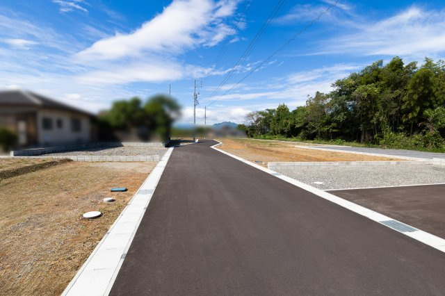 亀山市北山町《全11区画》の前面道路含む現地写真