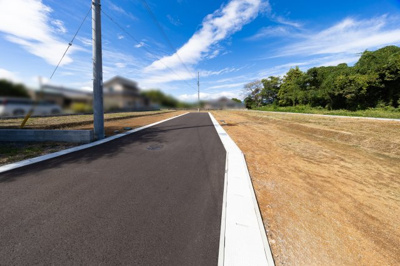 【前面道路含む現地写真】 | 亀山市北山町《全11区画》
