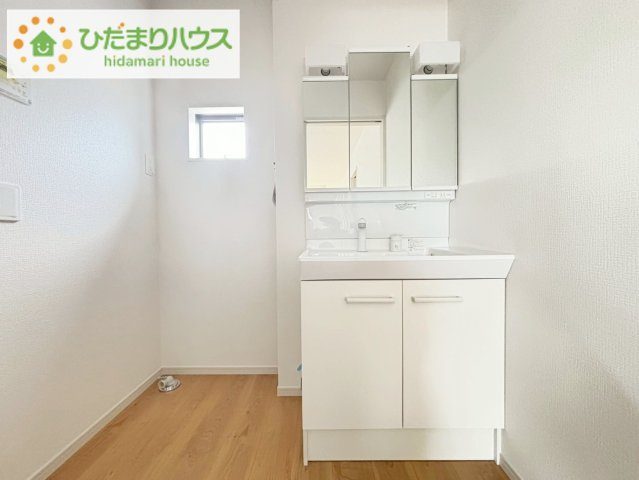 いわき市平中山1期　新築戸建　1号棟の独立洗面台|大きな三面鏡の独立洗面。鏡の後ろは収納となっているのでスッキリと整理できます！