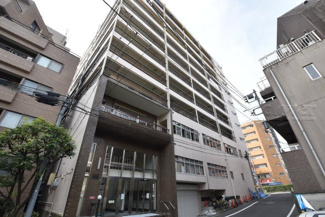 【外観】 | 手入れの行き届いた外壁やエントランスなど、「見ればわかる」レベルで清潔感を保ったマンションです。築年数を感じさせない姿で皆様をお出迎えします。～即日のご見学可能～　お問合せはお気軽にどうぞ。