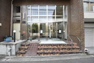 【エントランス】 | マンションの正面エントランス。出入りする人間を癒してくれるマンション入り口であり、その建物の「顔」でもあります。～即日のご見学可能～　お問合せはお気軽にどうぞ。