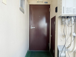 【その他共用部分】 | 皆様をお迎えする、お部屋の玄関ドア。開けやすさや開放角度、ドアノブの操作しやすさや鍵の形状などを、現地で一度ご確認ください。～即日のご見学可能～　お問合せはお気軽にどうぞ。