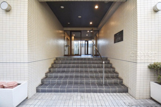 【エントランス】 | お客様を、そして住人を出迎えてくれるマンションのエントランス。ゴミが落ちていないことからも、管理状態の良さや住民の節度の高さが見て取れます。～即日のご見学可能～　お問合せはお気軽にどうぞ。