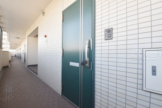 【その他共用部分】 | 皆様をお迎えする、お部屋の玄関ドア。開けやすさや開放角度、ドアノブの操作しやすさや鍵の形状などを、現地で一度ご確認ください。～即日のご見学可能～　お問合せはお気軽にどうぞ。