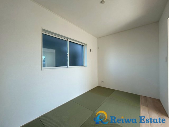 新築戸建　茅ヶ崎市柳島2丁目の和室|ホッと足を伸ばして寛げる和室をご用意。来客にもお子様の遊び部屋としても利用できます。畳の香りはやはり落ち着きますよね。