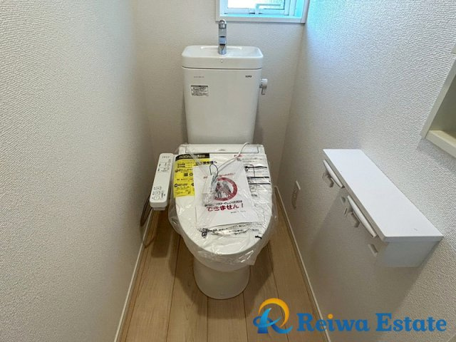 新築戸建　茅ヶ崎市柳島2丁目のトイレ|トイレットペーパーなど保管に便利な収納スペースを完備！