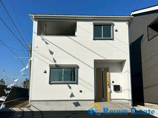 新築戸建　茅ヶ崎市柳島2丁目の外観|生活のしやすいアプローチ、閑静な住宅地に佇む邸宅です♪