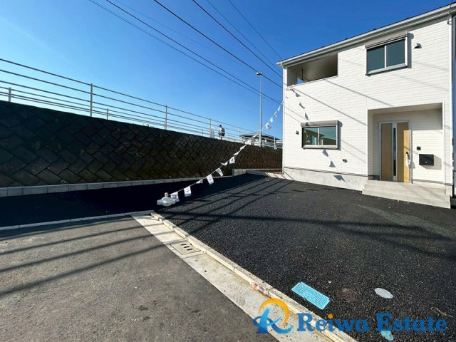 新築戸建　茅ヶ崎市柳島2丁目の前面道路含む現地写真|生活に必要な物が揃い買い物に便利でクリニックも点在する「BRANCH茅ヶ崎」まで徒歩10分。