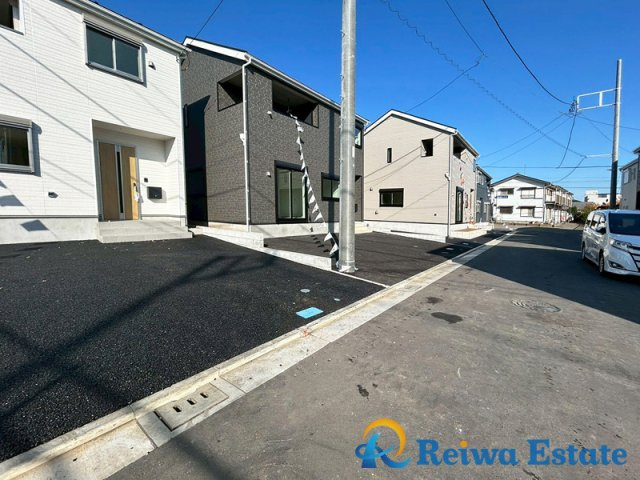 新築戸建　茅ヶ崎市柳島2丁目の前面道路含む現地写真|大規模分譲地ならではの統一感あるきれいな街並み。生活利便が徒歩圏内で揃うバランスの良い住環境です。