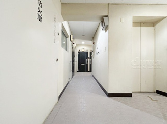 【その他共用部分】 | 共用廊下です。ここもきれいに清掃されています。周囲のお部屋の様子も、ぜひ伺ってみてください。～即日のご見学可能～　お問合せはお気軽にどうぞ。