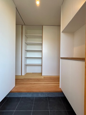 【玄関】 | 佐伯区三宅１丁目 | 右側にはシューズクローゼット、左側には階段下収納、前面にはアウトドアグッズ等を収納できる可動棚があります。