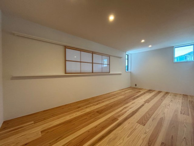 【洋室】 | 佐伯区三宅１丁目 | 2階9.1帖の洋室　左側のアクリル仕上げの障子から吹抜けを見下ろせます。