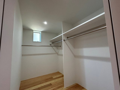 【収納】 | 佐伯区三宅１丁目 | 2階3帖のウォークインクローゼット　2部屋から入れます。