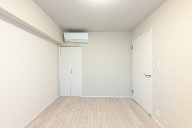 ライオンズマンション茅ヶ崎中央公園の寝室|約5.6帖の洋室。西側の窓からは夕日が差し込み、心地よい光が部屋を包みます
