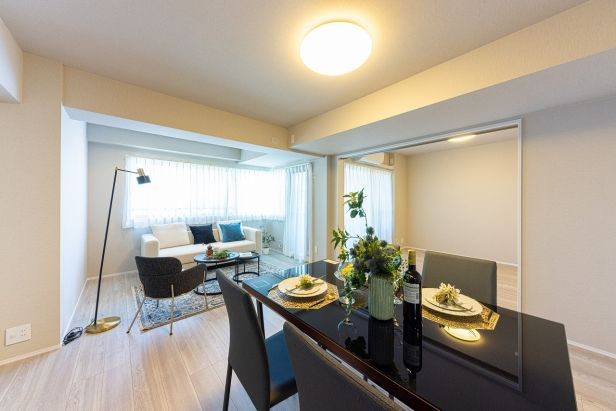 ライオンズマンション茅ヶ崎中央公園の居間・リビング|洋室のウォールドアを開けると2LDKとして利用可能な広々としたLDK
