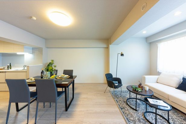 ライオンズマンション茅ヶ崎中央公園の居間・リビング|家族でゆったりと過ごせる約16.7帖のLDK。朝日が差し込む東向きのお部屋