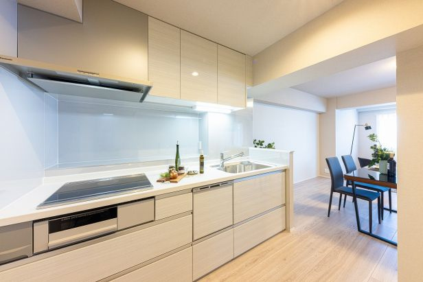 ライオンズマンション茅ヶ崎中央公園のキッチン|火を使わないため火災のリスクが低く、お手入れがしやすいIHを採用