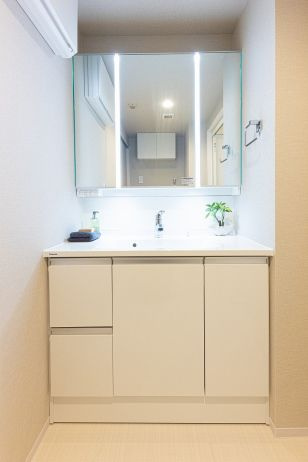 ライオンズマンション茅ヶ崎中央公園の独立洗面台|お手入れのしやすいボウル一体型を採用。洗面台下や三面鏡裏には収納スペースあり