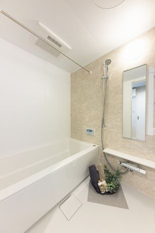 ライオンズマンション茅ヶ崎中央公園の浴室|小さなお子さんと一緒に入浴しても窮屈さを感じにくい1418サイズの浴槽を採用