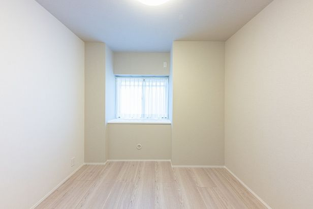 ライオンズマンション茅ヶ崎中央公園の子供部屋| 約4.8帖の洋室。子供部屋やワークスペースでのご利用も可能なお部屋