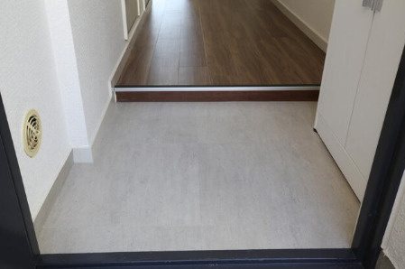 生頼第２ビルの玄関