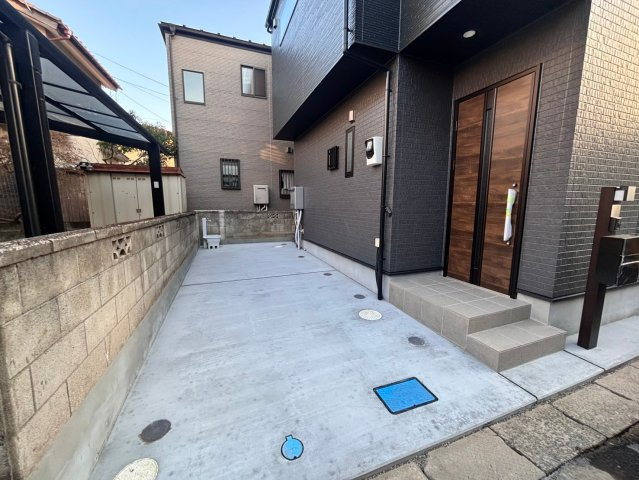 越谷市上間久里　新築戸建ての駐車場