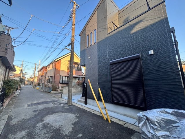 越谷市上間久里　新築戸建ての前面道路含む現地写真