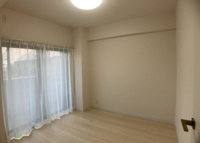 【洋室】 | ライオンズヒルズ町田第二 | 洋室のメリットは重い家具が置きやすく、身の回りが整理しやすいことです。 床がフローリングのため畳とは異なり凹みにくいです。 クローゼットなど収納が豊富で、普段使わない旅行カバンや服の整頓も簡単にです。