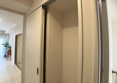 【収納】 | ライオンズヒルズ町田第二 | デザイン性を重視しすぎて収納が少なかった！なんてことにならないため、事前に現地で収納の数を確認しておくことをお勧めします。クローゼット以外にも床下収納や屋根裏収納、パントリーなどもチェックしましょう。