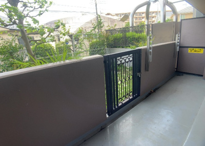 【バルコニー】 | ライオンズヒルズ町田第二 | バルコニーは、室外の専用スペースのうち、「屋根がなく開放された空間」であるものを指します。ベランダより広いタイプのものが多く、日当たりもよいため家庭菜園などを楽しみたい人にとって適した環境となります。