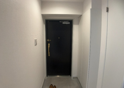 【玄関】 | ライオンズヒルズ町田第二 | 玄関は家の顔でもあり、家族以外の目にも止まる場所です。玄関は外との間を仕切る扉、靴などをしまっておく収納スペース、靴脱ぎのたたきスペース、来客とのやり取りをするドアホンなど複数のアイテムからなります。