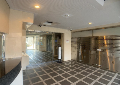 【エントランス】 | ライオンズヒルズ町田第二 | マンションのエントランスには、もともと風よけや防犯の役割がありますが、マンションによって宅配ボックスなどの設備が備わっている所もあります。日々の生活をイメージしながら生活しやすさをチェックしましょう。