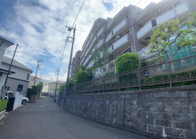 【現況写真】 | ライオンズヒルズ町田第二 | 外観はマンション管理がされているかの目安になります。築年数が古いと、壁面は劣化してひび割れが生じることも！建物が古びていても細かいところが修繕されていると、きちんと管理されているなぁと感じるでしょう。