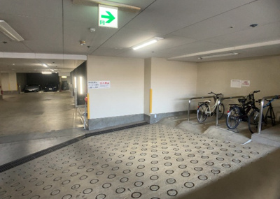 【駐車場】 | ライオンズヒルズ町田第二 | 車一台あたりに必要なスペースは、標準サイズの普通自動車で横幅2m50cm、長さ5mは必要になります。ただし、乗降のことも考慮して横幅3m30cm、長さ5m50cmほどは確保できるところを選びましょう。