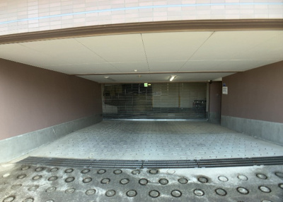 【駐車場】 | ライオンズヒルズ町田第二 | 駐車場と明記されていても、最小スペースでつくられた駐車場だと大型車は駐車できなかったり、出入りしにくくなったりする可能性があります。お車のサイズと購入したい物件の駐車場のサイズを現地で確認しましょう。