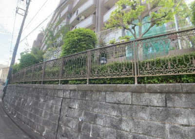 【庭】 | ライオンズヒルズ町田第二 | 物件によっては、入居者が個人的に使用できる専用庭がついているものもあります。また、住宅の中にある土間の部分を庭と呼ぶこともあります。庭の用途は住む人によって変わり、それによってデザインもさまざまです。