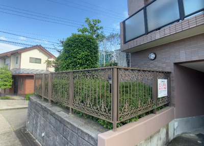 【中庭】 | ライオンズヒルズ町田第二 | 中庭（パティオ）とは、一つの建築物の内部に設けられた、壁などで囲われている庭のことを指します。コの字型、ロの字型が主流ですが、L字型の中庭もあります。最近では、インテリア性の高さからも人気があります。