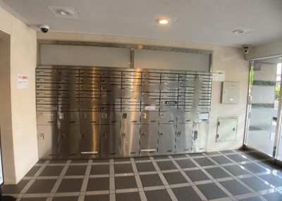 【設備】 | ライオンズヒルズ町田第二 | エントランス付近に設置されている集合ポストは、住んでいる部屋と離れているため、ポストをあさるなど誰かに何かされていても被害に気づきにくいです。入居する時には他人に特定されにくい番号で鍵をかけましょう！