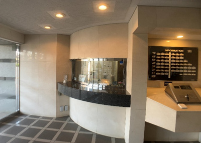 【受付】 | ライオンズヒルズ町田第二 | 受付はマンションコンシェルジュがいる場合もあれば、管理人が滞在する小部屋を総称して呼ぶことがあります。主にエントランスに設置されていることから、防犯面でも期待ができます。防犯設備がない場合はより安心！