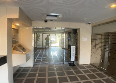 【ロビー】 | ライオンズヒルズ町田第二 | ラウンジは、マンションの共用スペースに椅子やテーブルなどを配置した利用者が寛げる空間です。屋内型ラウンジと屋外型ラウンジがあります。共用部分の管理状況と合わせて、詳細については現地でご確認ください。